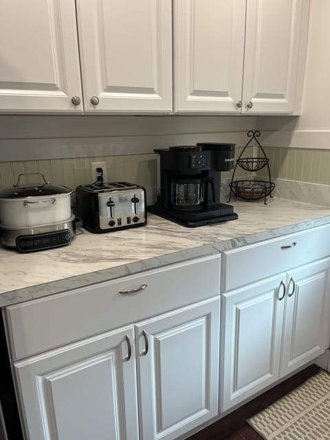 We offer the Ninja 6 in 1 cooker, toaster, keurig 12c coffee maker,coffee pot