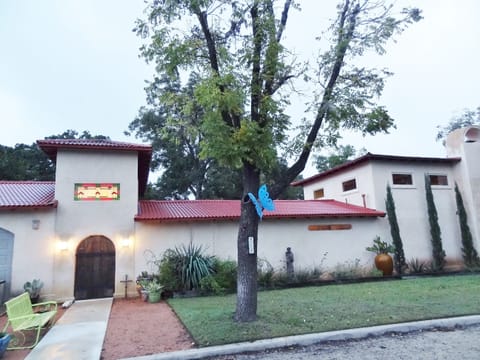 NO STAIRS, PRIVATE ENTRY W/KEYLESS PAD, PARK RIGHT IN FRONT OF ENTRY