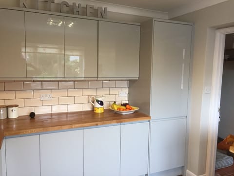 Integrated fridge freezer