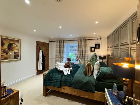 Christmas time in green 🌲
Downstairs king bedroom with granite bowl for washing 