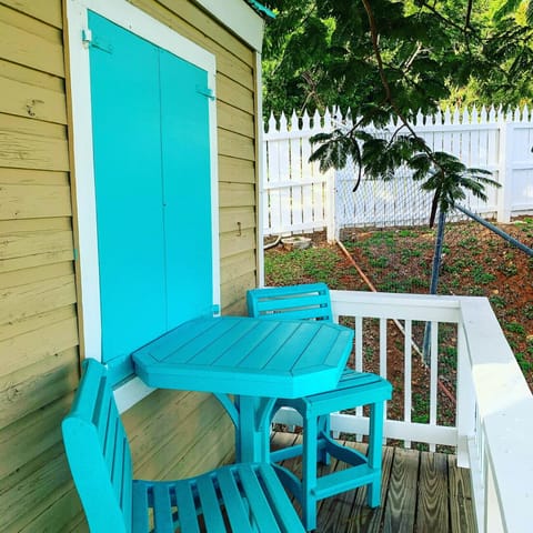 De Bunk House with its own private deck