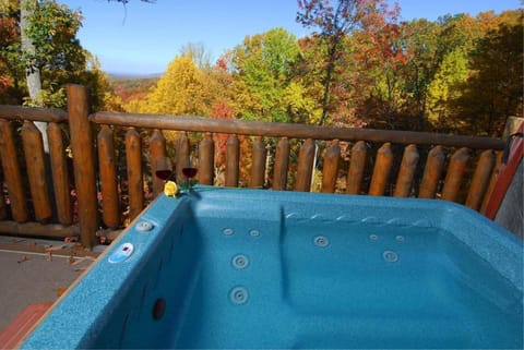 Beautiful Mountain View while you enjoy relaxing in the Hot Tub