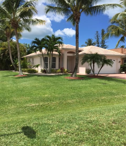 Sunshine Daydream 4 bdrm 2 bath pool home - walk or bike to the beach in minutes