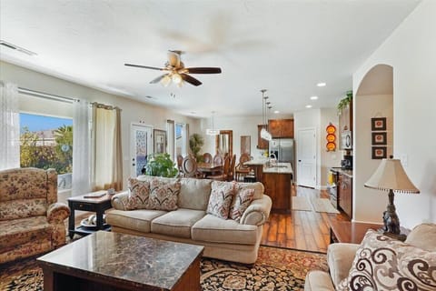 Spacious Living space with fireplace/ 55 inch TV and satellite channels 