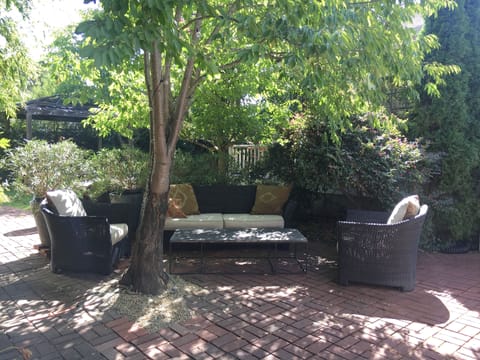 Garden Lounge perfect for wine tasting and reading a good book.