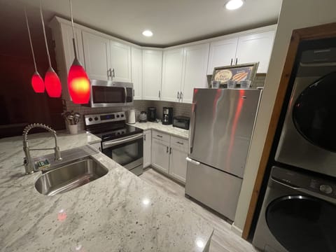 New kitchen, stocked with everything you need for lite cooking. 