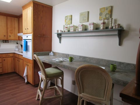 Enjoy your morning coffee or snack at the kitchen bar. 