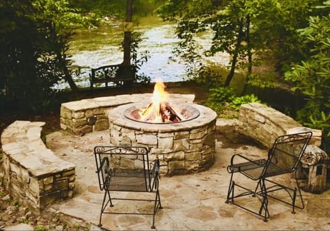 Great fire pit for evening s’mores, toast and roasts!