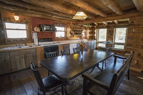 Dining room that seats 10