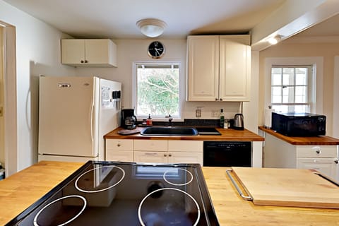 Fully equipped kitchen.