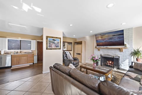 3) Living Room & Kitchen Open Floor Plan
(STR15-0397)