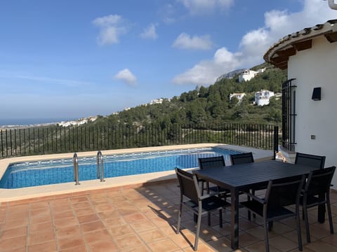 Terrace with table to seat 6