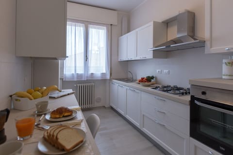 The fully equipped kitchen