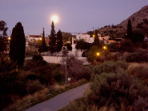 Full moon in Listaros
