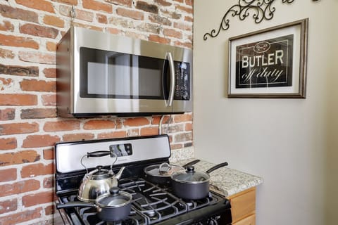 Kitchen Stove / Microwave
w/ Cookware