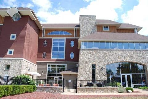 Entrance with Peninsula Bay Resort with Grill, Pool and Hot Tub area