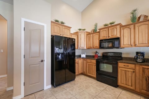 Designed for family gatherings, delicious meals, and lasting memories – this kitchen is perfect for the whole crew.