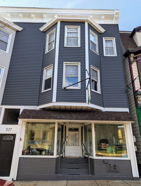 Front facade of the Glen Onoko Guesthouse