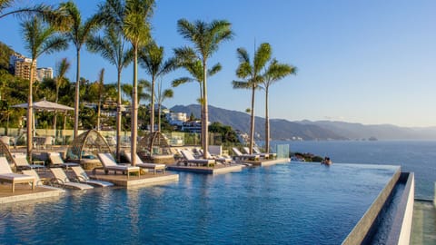 Grand Rooftop Infinity Pool with Breathtaking views of all of Vallarta 