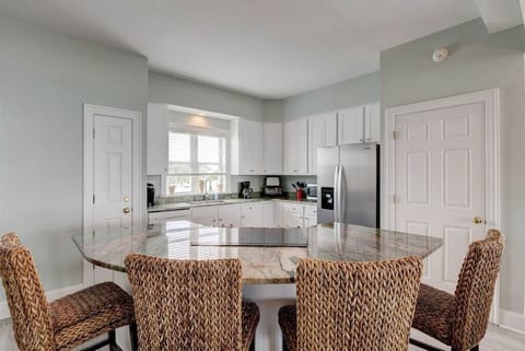 Sun - Seating for 4 at the island