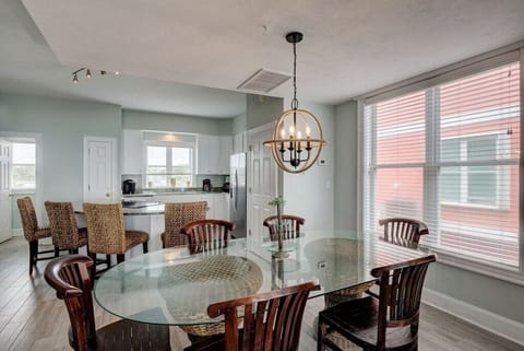 Sun - Dining table seating for 6 plus bar seating for 4