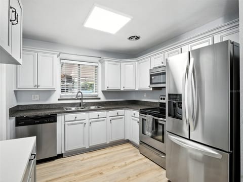 Well-equipped kitchen. 