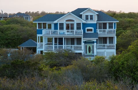 Beautiful Bikini Bottom, private and accessible!