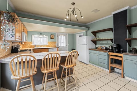 Fully equipped kitchen and coffee/tea station. Games, crafts in cupboards. 