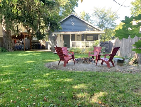 Fully fenced back yard with fire pit, covered back porch, bikes (May- October)