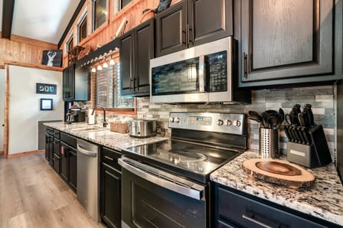 Fully equipped kitchen, newly renovated!
New appliances, countertops, cabinets