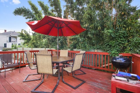 Spacious Deck with Barbecue Grill