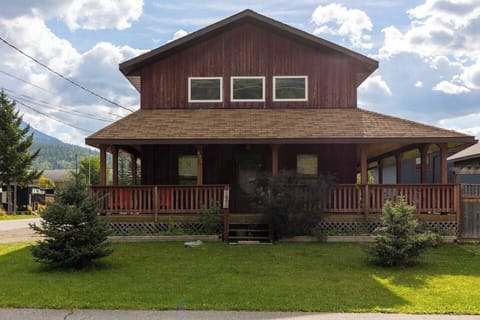 Huckleberry Lodge l Sleeps 10 Adults