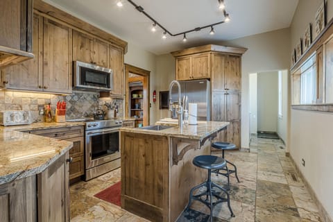 Fully equipped kitchen with modern appliances—perfect for preparing meals and gathering with loved ones!