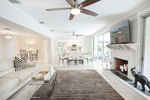 Light & bright Living area with flat screen tv