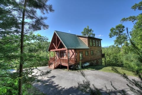 Beautiful 2 bedroom log cabin nestled in the mountains.