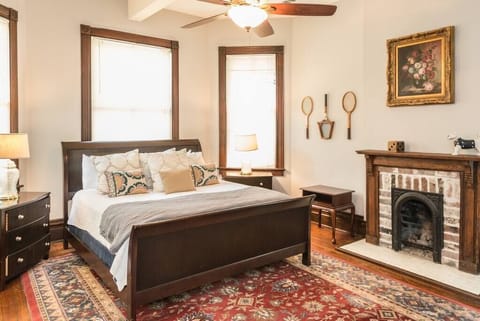 Master bedroom with King Bed - Fireplaces do not work