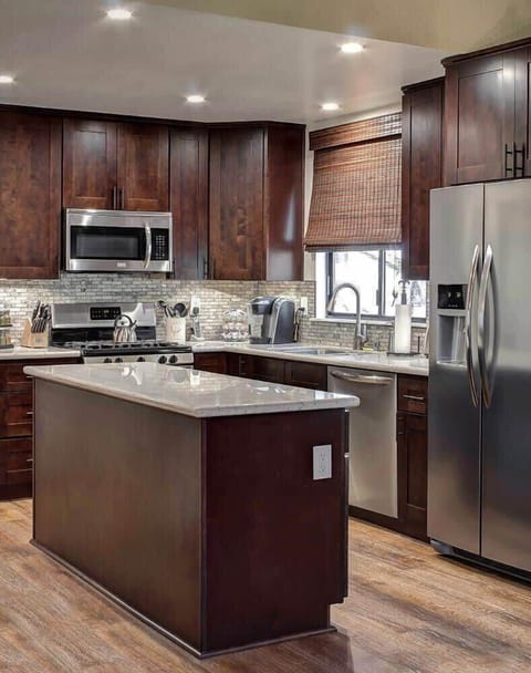 Kitchen | Gourmet with premium appliances and ample cookware