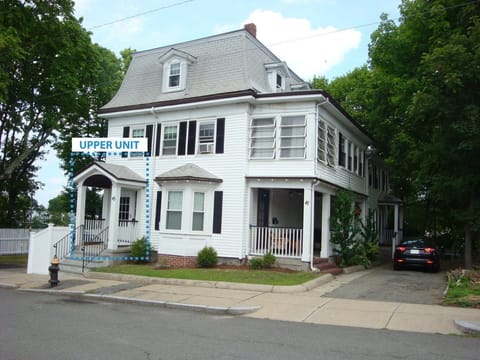 Large 4 Bedroom, 2 bath condo in historic house that sleeps 12. 
