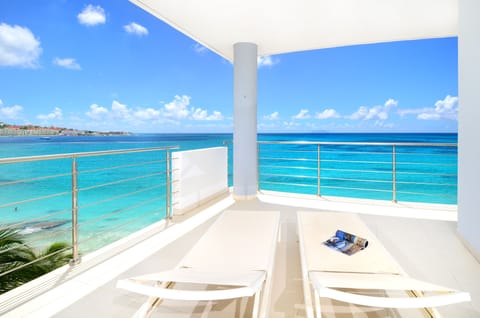 Stretch out, listen to the ocean, enjoy the magnificent view and gentle breeze.
