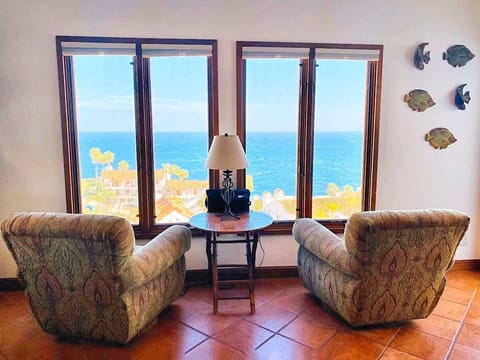 "Lamont's beautiful, comfortable space offers stunning views in Hamilton Cove, making this Catalina gem a don't-miss"