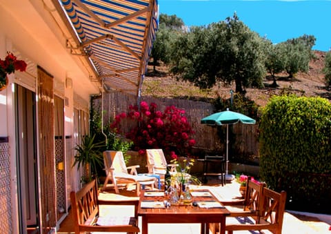 Bungalow Vinuela - private front terrace with dining area and sun loungers