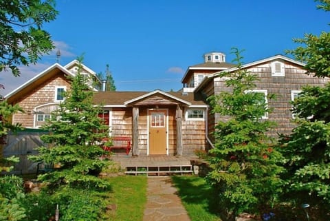 The North Shore Fisherman's Cabin in summer