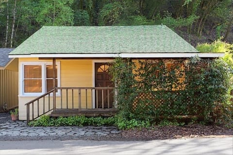 Beautiful cottage on Fitch Mountain.  Star Jasmine covered front porch.