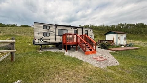 Bunkhouse RV with Private Shower House, Relaxing with Views
