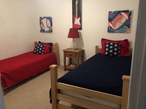 Twin bedroom downstairs.. great for the kids