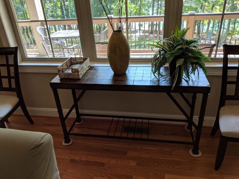 table can be used to seat for eating with large crowds.
