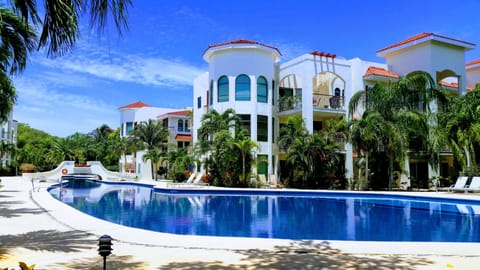 The huge pool at Paseo del Sol with jacuzzi.