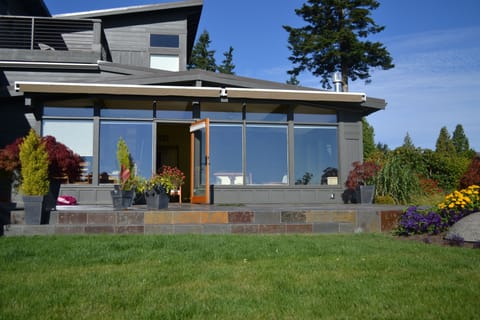 Slate Deck with views from Mt. Baker to Century Link Stadium. Seattle View!!