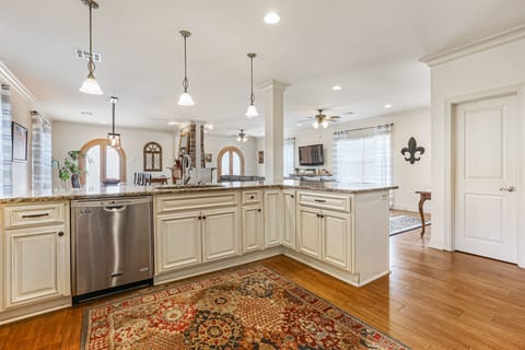 Very open kitchen and  living room 