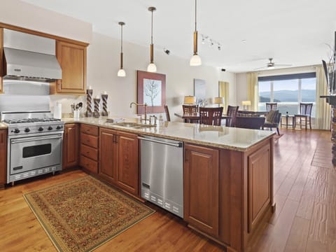Condo 7408 - Kitchen with Lake View